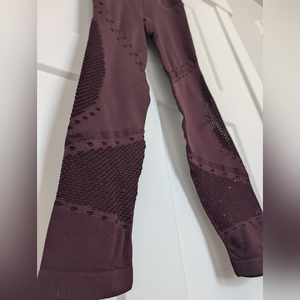 Textured Seamless Leggings in Deep Wine Color, Size Small